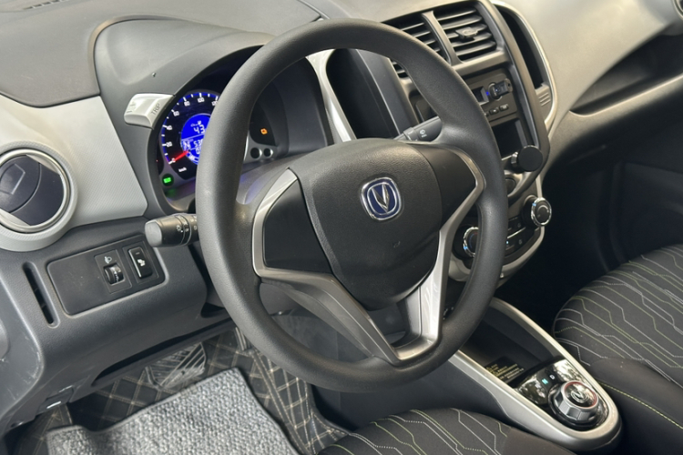 长安欧尚 奔奔E-Star 2021款 国民版 心悦版 磷酸铁锂（31.95kWh）中控内饰7005