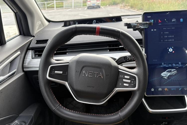 哪吒汽车 哪吒V 2022款 潮 400 Lite中控内饰7010