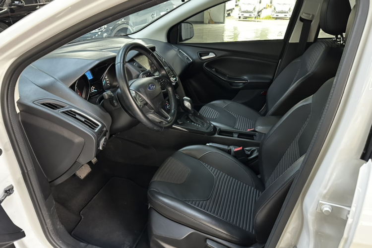 福特 福克斯 2017款 两厢 1.6L 自动风尚型智行版中控内饰7003