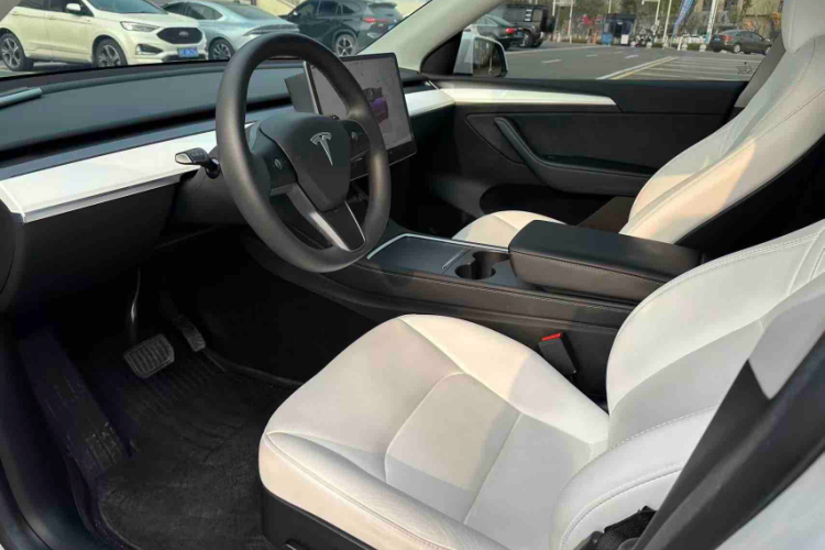 特斯拉 Model Y 2022款 改款 后轮驱动版中控内饰7001