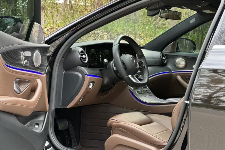 奔驰E级 2022款 改款 E 260 L 运动型中控内饰7010