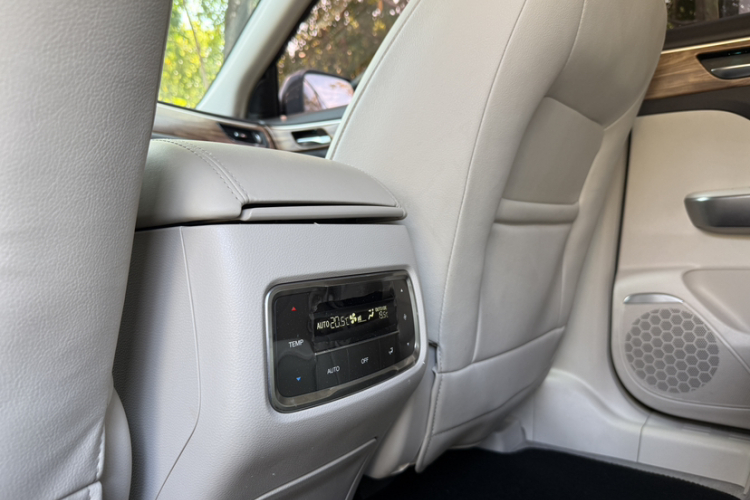 广汽传祺 传祺GS8 2017款 320T 四驱豪华智联版（七座）中控内饰7006