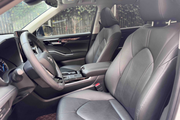 丰田 汉兰达 2022款 双擎 2.5L 两驱尊贵版 7座中控内饰7007