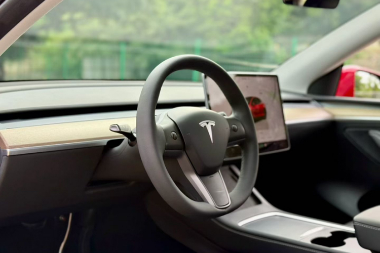 特斯拉 Model Y 2022款 改款 长续航全轮驱动版中控内饰7002