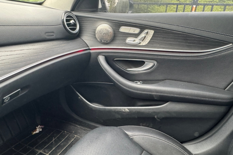 奔驰E级 2020款 E 300 L 运动时尚型中控内饰7014