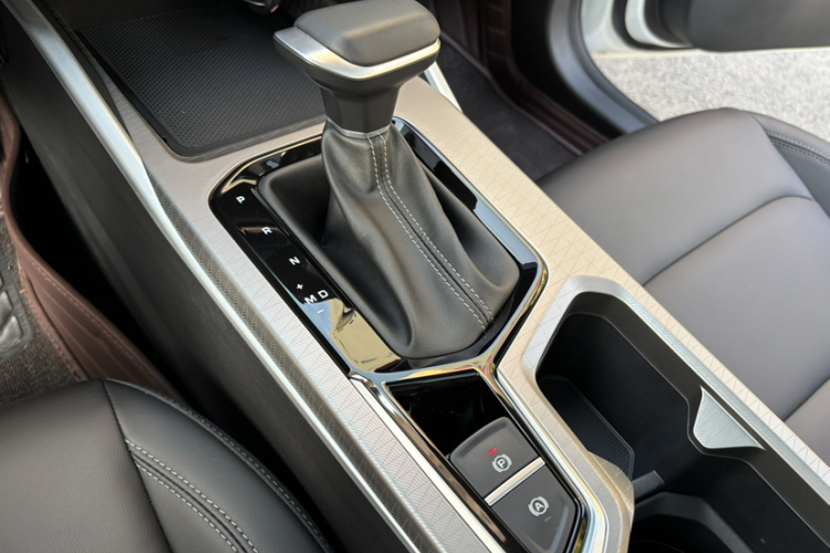 吉利汽车 帝豪 2025款 第4代 1.5L CVT尊贵型中控内饰7007