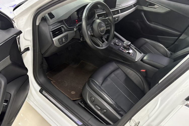 奥迪A4L 2018款 30周年年型 40 TFSI 进取型中控内饰7002