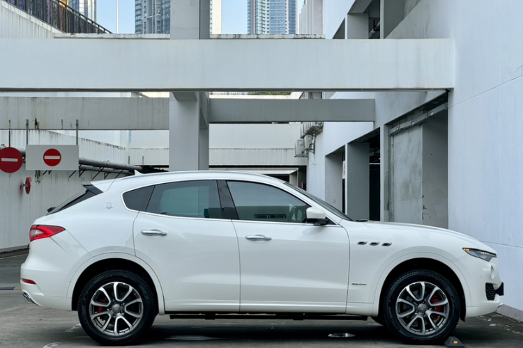 玛莎拉蒂 Levante 2018款 3.0T 豪华杰尼亚版中控内饰7004