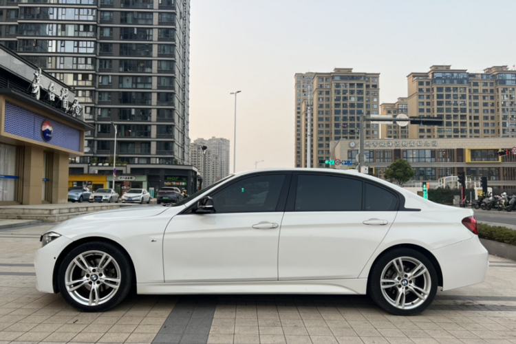 宝马3系 2018款 320Li M运动曜夜版车身外观6004