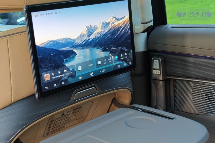 腾势D9 2024款 DM-i 980 四驱旗舰型中控内饰7005