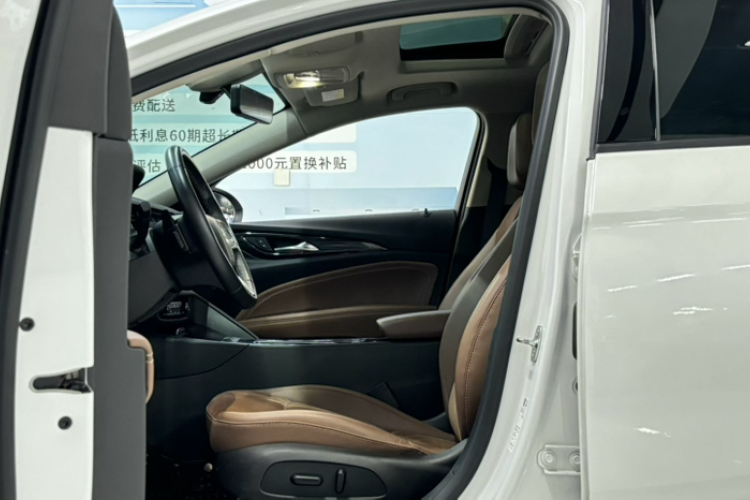 别克 君威 2023款 552T 智享型中控内饰7004