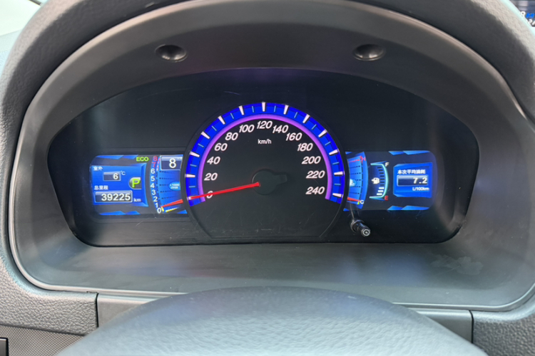 比亚迪M6 2015款 2.4L 自动豪华型中控内饰15