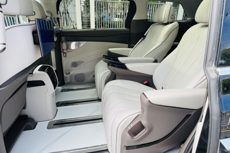 腾势D9 2022款 DM-i 970 四驱旗舰型中控内饰7003