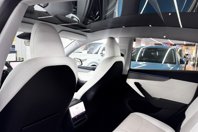 特斯拉 Model Y 2025款 后轮驱动版中控内饰7004