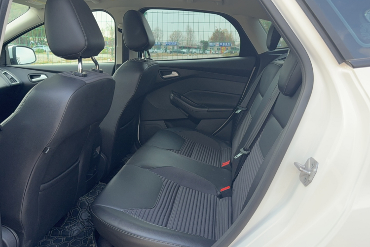 福特 福克斯 2018款 两厢经典 1.6L 自动风尚型智行版中控内饰7002