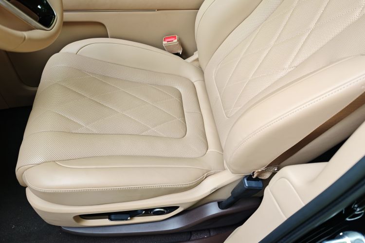 鸿蒙智行 问界M9 2024款 增程 Ultra版 52kWh 5座版中控内饰7004