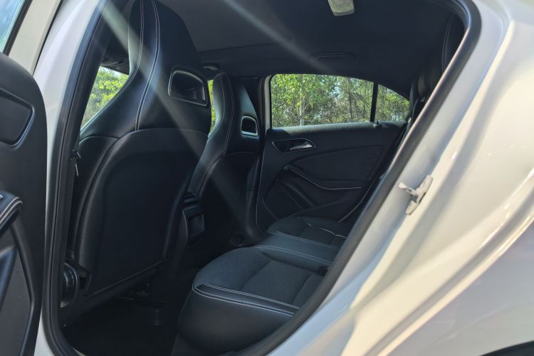 奔驰A级(进口) 2017款 改款 A 200 动感型中控内饰7005