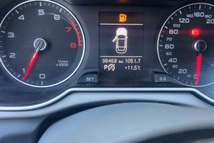 奥迪A4L 2015款 35 TFSI 自动标准型中控内饰15