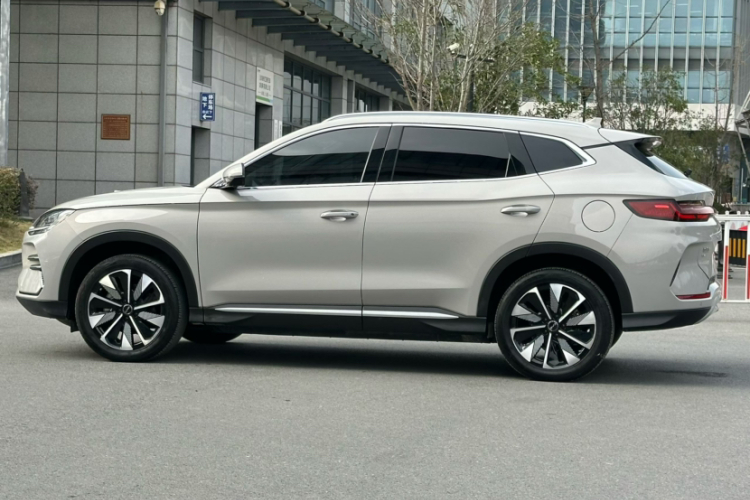 比亚迪 宋PLUS新能源 2025款 EV 智驾版 520km 豪华型车身外观6004