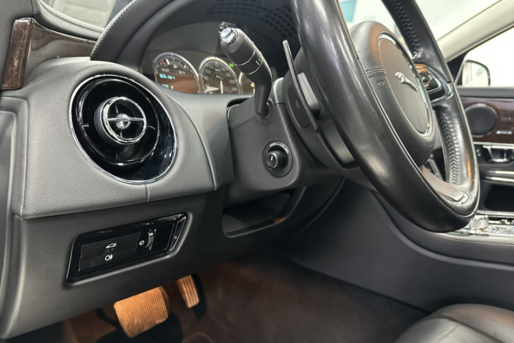 捷豹XJ 2015款  XJL 3.0 SC 两驱全景商务版中控内饰7007