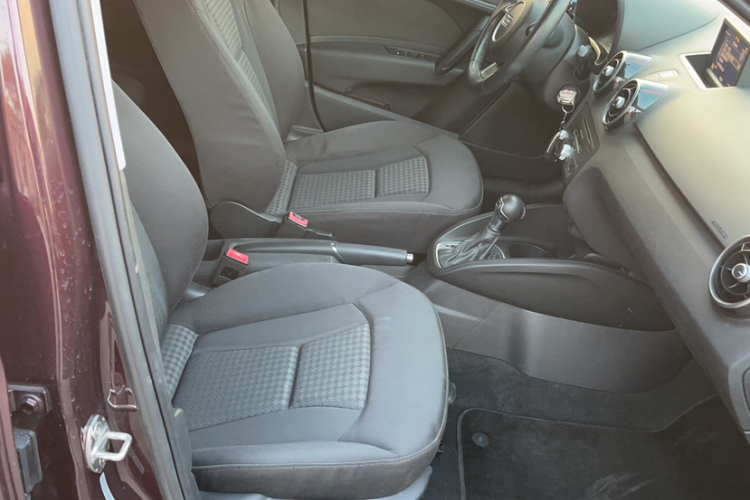 奥迪A1 2014款 30 TFSI Sportback时尚型中控内饰7004