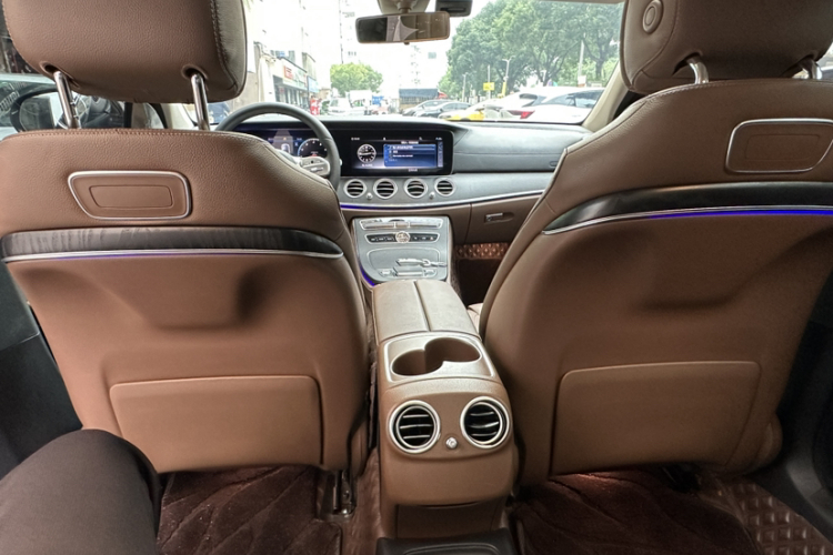 奔驰E级 2019款 E 200 L 运动型中控内饰7010