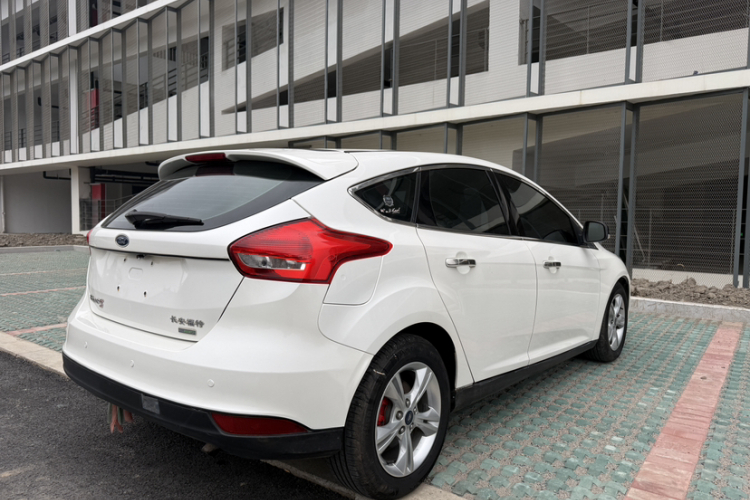 福特 福克斯 2015款 两厢 1.6L 自动舒适型车身外观6006