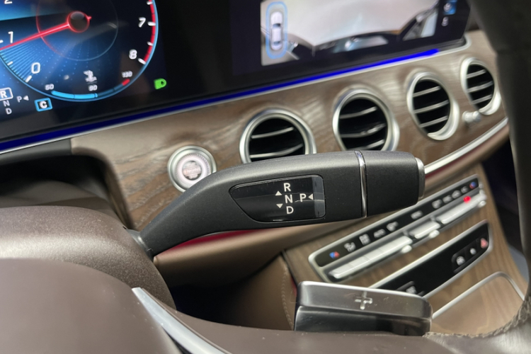 奔驰E级 2021款 E 300 L 尊贵型中控内饰7003