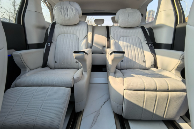 岚图汽车 岚图梦想家 2025款 PHEV 四驱旗舰乾崑版中控内饰7001