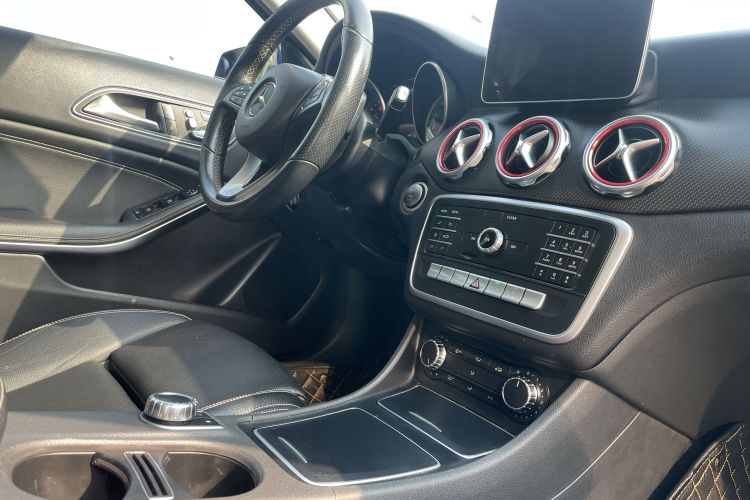 奔驰GLA 2018款 GLA 200 动感型中控内饰7006