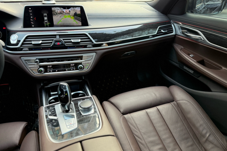 宝马7系 2018款 730Li 领先型 M运动套装中控内饰7001