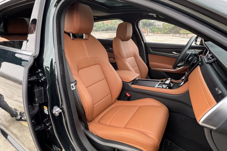 捷豹XFL 2023款 XFL 2.0T P250 两驱精英运动版中控内饰7004