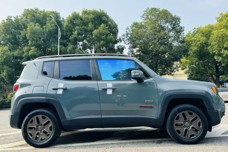 Jeep 自由侠 2016款 2.0L 自动四驱75周年致敬版车身外观6004