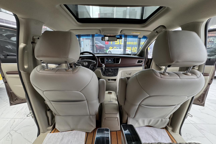 别克GL8 2018款 28T 尊贵型 国VI中控内饰7011