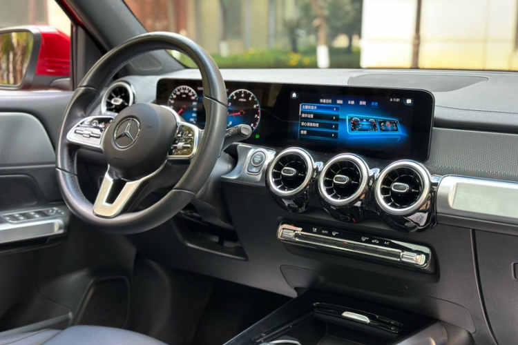 奔驰GLB 2023款 改款 GLB 200 时尚型中控内饰7009