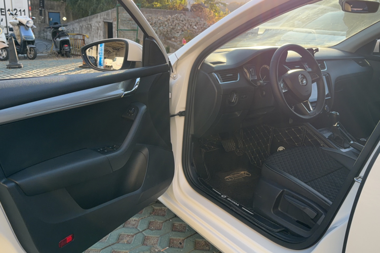 斯柯达 明锐 2019款 1.5L 自动智行豪华版 国VI中控内饰7001