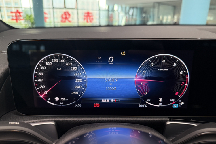 奔驰GLB 2024款 改款 GLB 200 动感型中控内饰15