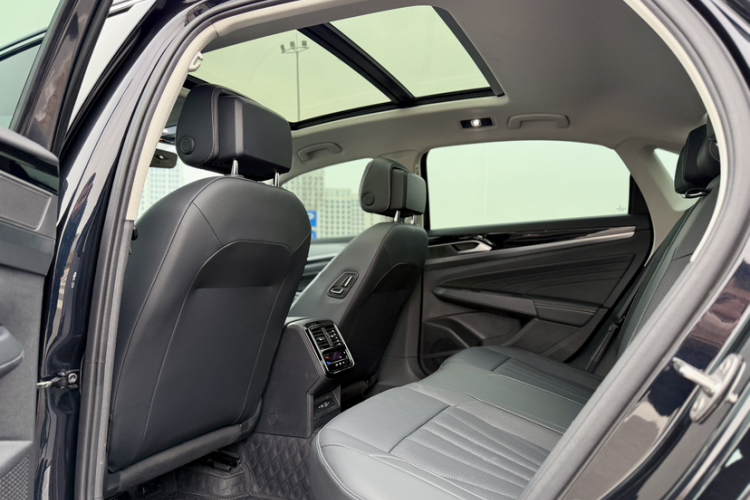 大众 帕萨特 2025款 出众款 380TSI 星空龙腾版中控内饰7002