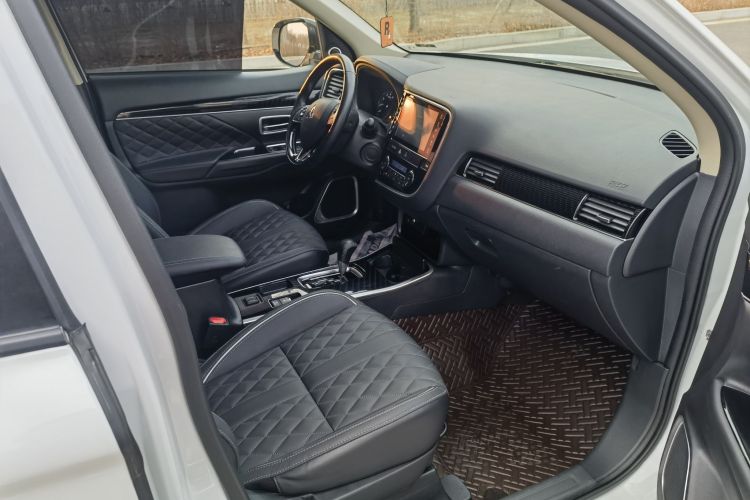 三菱 欧蓝德 2021款 改款 2.0L 两驱畅享版 5座中控内饰7002