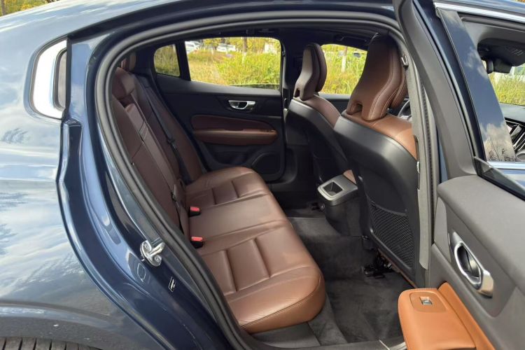 沃尔沃S60 2023款 B4 智逸豪华版中控内饰7014