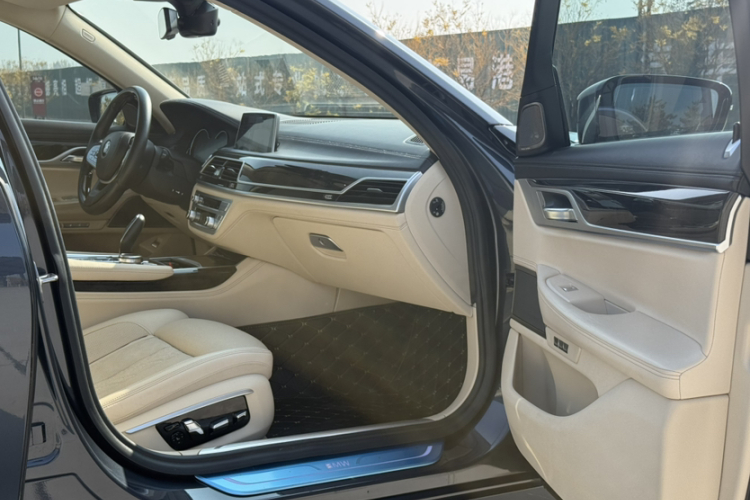 宝马7系 2016款 730Li 豪华型局部细节9003