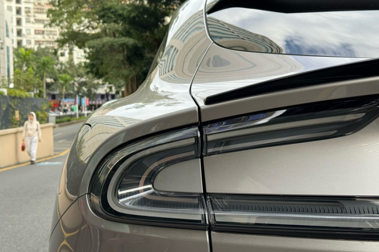 小米汽车 小米YU7 2025款 超长续航高性能四驱Max版车身外观6011