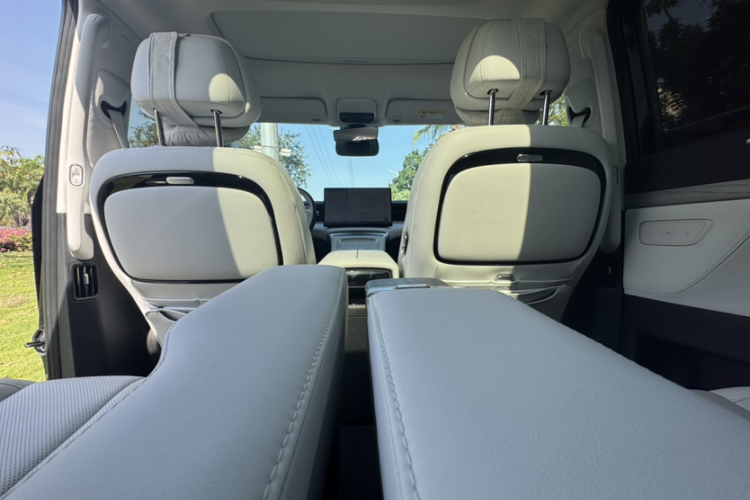 小鹏X9 2024款 702超长续航Max中控内饰7004