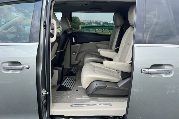 别克GL8 2013款 3.0L XT豪华商务旗舰版中控内饰7012