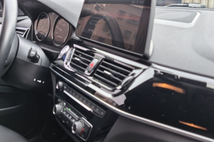 宝马1系 2021款 改款 120i M运动版中控内饰7011