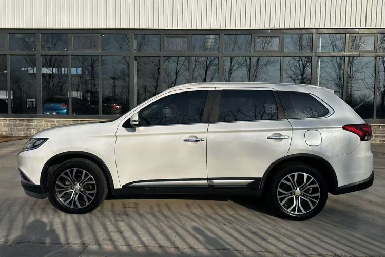 三菱 欧蓝德 2016款 2.4L 四驱精英版 5座车身外观6003