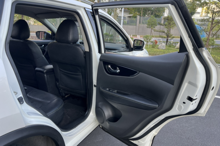 日产 逍客 2016款 2.0L CVT精英版中控内饰7001