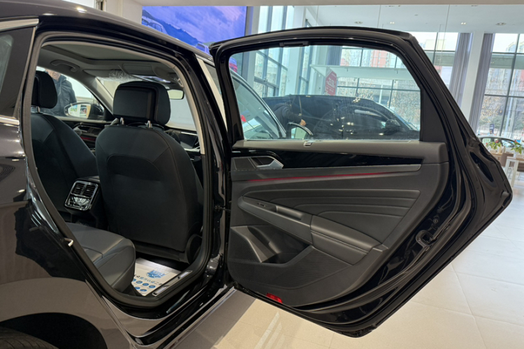 大众 帕萨特 2025款 出众款 380TSI 星空龙耀版中控内饰7009