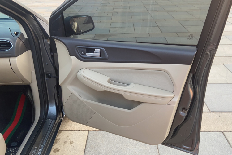 福特 福克斯 2013款 三厢经典 1.8L 手动基本型中控内饰7011
