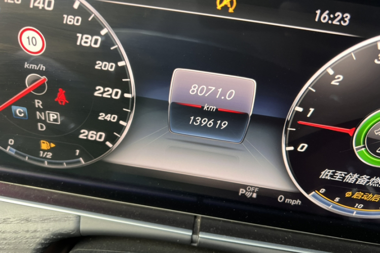 奔驰E级 2016款 E 300 L 运动豪华型中控内饰15